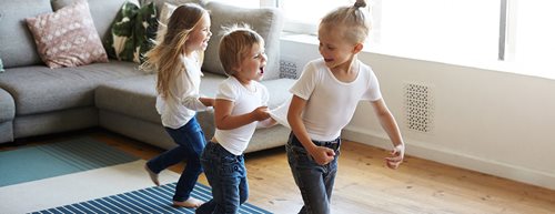 Upozorenje na loše vreme: ideje za igre u zatvorenom za decu svih uzrasta