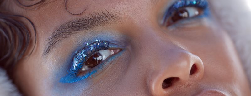 Plava senka za oči: moderna šminka za zimu