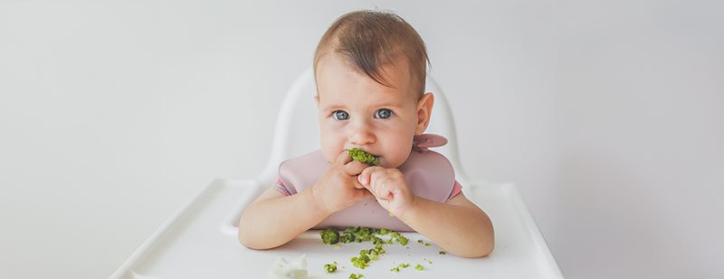 Baby-led weaning: šta kažu stručnjaci o specifičnom uvođenju čvrste hrane